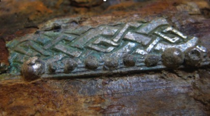 Detaljbild av bleck på
scramasaxen. Detaljbild av bleck på
scramasaxen.