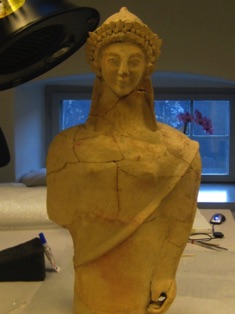 Votivfigur, restaurering.
Medelhavsmuseet