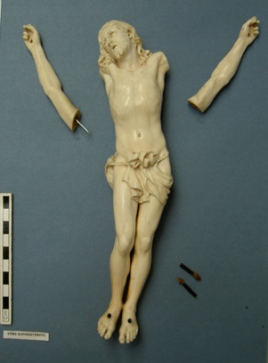 Reparation av Jesusfigur av elfenben.